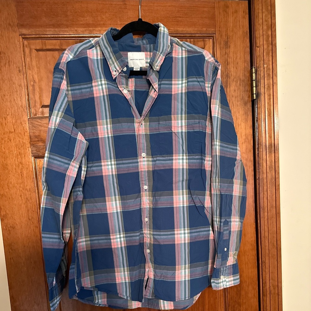 American Eagle Men’s blue plaid button down shirt